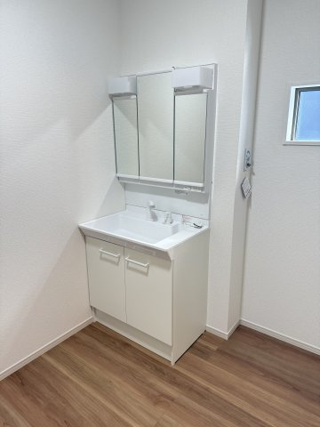 アーバンスタイル北群馬郡吉岡町9期　2号棟の独立洗面台|シャワー水栓付き洗面台で朝の身支度もバッチリです！
洗面台には収納スペースもあり洗面室もすっきり片付きますよ！