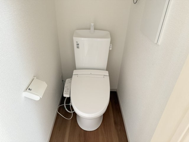 アーバンスタイル北群馬郡吉岡町9期　2号棟のトイレ|1階トイレです。清潔感のある白を基調としています。
温水洗浄・便座暖房機能の付いた快適なトイレです☆