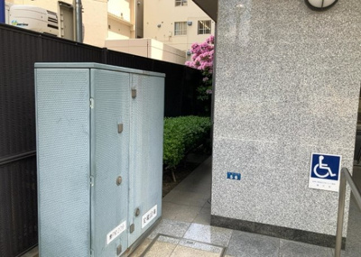 【庭】 | ロックヒルズ本厚木駅前 | 物件によっては、入居者が個人的に使用できる専用庭がついているものもあります。また、住宅の中にある土間の部分を庭と呼ぶこともあります。庭の用途は住む人によって変わり、それによってデザインもさまざまです。