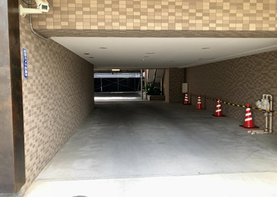 【中庭】 | ロックヒルズ本厚木駅前 | 中庭（パティオ）とは、一つの建築物の内部に設けられた、壁などで囲われている庭のことを指します。コの字型、ロの字型が主流ですが、L字型の中庭もあります。最近では、インテリア性の高さからも人気があります。