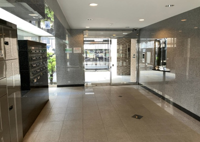 【エントランス】 | ロックヒルズ本厚木駅前 | マンションのエントランスには、もともと風よけや防犯の役割がありますが、マンションによって宅配ボックスなどの設備が備わっている所もあります。日々の生活をイメージしながら生活しやすさをチェックしましょう。