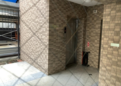 【ロビー】 | ロックヒルズ本厚木駅前 | ラウンジは、マンションの共用スペースに椅子やテーブルなどを配置した利用者が寛げる空間です。屋内型ラウンジと屋外型ラウンジがあります。共用部分の管理状況と合わせて、詳細については現地でご確認ください。