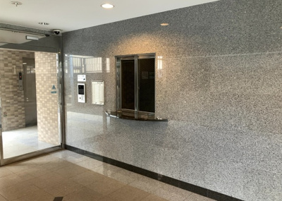 【受付】 | ロックヒルズ本厚木駅前 | 受付はマンションコンシェルジュがいる場合もあれば、管理人が滞在する小部屋を総称して呼ぶことがあります。主にエントランスに設置されていることから、防犯面でも期待ができます。防犯設備がない場合はより安心！