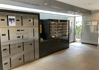 【設備】 | ロックヒルズ本厚木駅前 | エントランス付近に設置されている集合ポストは、住んでいる部屋と離れているため、ポストをあさるなど誰かに何かされていても被害に気づきにくいです。入居する時には他人に特定されにくい番号で鍵をかけましょう！