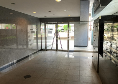 【ロビー】 | ロックヒルズ本厚木駅前 | ロビーというと、エントランスと何がちがうの？と思いますよね。実はロビーとエントランスには明確な決まりはありません。物件によっては、エントランスを入って広がるある程度の広さのある空間がロビーとなります。