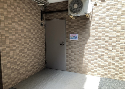 【設備】 | ロックヒルズ本厚木駅前 | 共有部分は、住民なら誰もが使える設備のこと。例えば駐車場やエレベーター、インターネット設備、セキュリティ設備などがあります。他にも、マンションの廊下・外部階段やエントランス・ゴミ置き場などがあります。