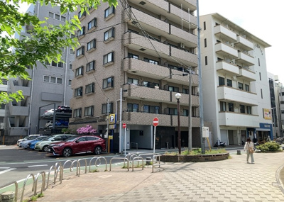 【外観】 | ロックヒルズ本厚木駅前 | 隣家の土地はどうなっているのか、生活利便施設が近くにあるのか、学校まで近いかなど、お客様のライフスタイルにあわせたイメージが重要です。また、近くにあると困る施設が近くにないかも確認するといいでしょう。