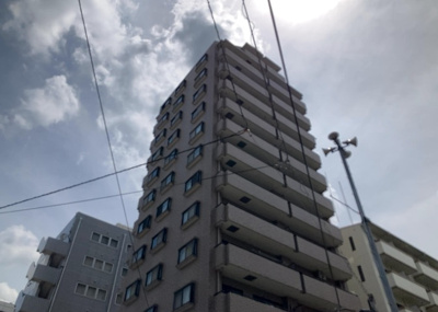 【現況写真】 | ロックヒルズ本厚木駅前 | 道幅が広い場所は日当たりや風通が良好です。幅が広いのですれ違いも可能ですし大きな車でも駐車可能！一方で、大型車が通ることも多くなるため交通量の増加により騒音に繋がります。また土地の値段が高くなります。