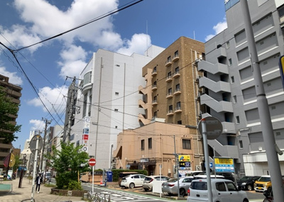 【展望】 | ロックヒルズ本厚木駅前 | 眺望を気にして物件を探す場合、前面に建物が建っていないか現地で確認しましょう！前面に建物があると景色はもちろん、日当たりや風通しにも影響が出てきます。住んだ時のことを想像しながら現地見学をしましょう。