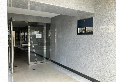 【玄関】 | ロックヒルズ本厚木駅前 | 玄関は家の顔でもあり、家族以外の目にも止まる場所です。玄関は外との間を仕切る扉、靴などをしまっておく収納スペース、靴脱ぎのたたきスペース、来客とのやり取りをするドアホンなど複数のアイテムからなります。