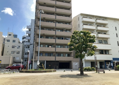 【外観】 | ロックヒルズ本厚木駅前 | 外観はマンション管理がされているかの目安になります。築年数が古いと、壁面は劣化してひび割れが生じることも！建物が古びていても細かいところが修繕されていると、きちんと管理されているなぁと感じるでしょう。