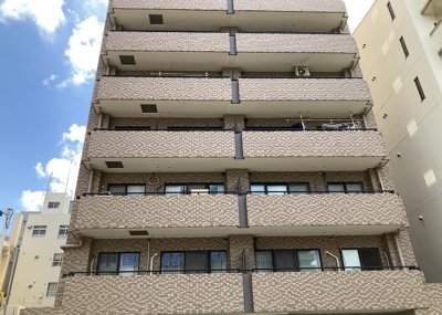 【バルコニー】 | ロックヒルズ本厚木駅前 | 一般的なバルコニーは、奥行1.5ｍ程ですが、ワイルドバルコニーは2ｍまで広がっています。そのため洗濯物の間隔をあけ干すことができ、乾きやすいというメリットや、ガーデニングが楽しめる等の特徴があります。