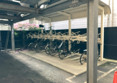 【駐車場】 | ロックヒルズ本厚木駅前 | 車一台あたりに必要なスペースは、標準サイズの普通自動車で横幅2m50cm、長さ5mは必要になります。ただし、乗降のことも考慮して横幅3m30cm、長さ5m50cmほどは確保できるところを選びましょう。