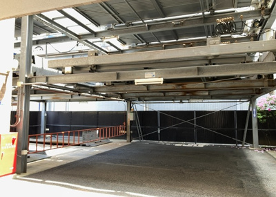 【駐車場】 | ロックヒルズ本厚木駅前 | 駐車場と明記されていても、最小スペースでつくられた駐車場だと大型車は駐車できなかったり、出入りしにくくなったりする可能性があります。お車のサイズと購入したい物件の駐車場のサイズを現地で確認しましょう。