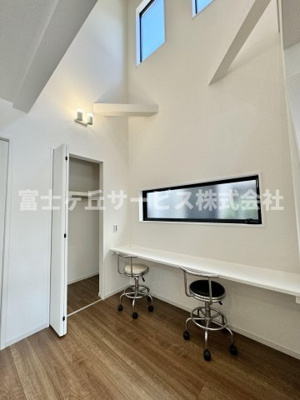 【内装】 | 静岡市葵区西千代田町 新築一戸建て 2号棟 | キッチンの横にある備え付けのスタディカウンター
上部吹き抜けから光が差し込む明るい空間です