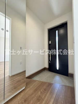 【玄関】 | 静岡市葵区西千代田町 新築一戸建て 2号棟 | 収納もある玄関です