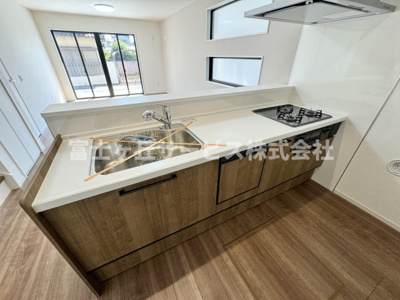 【キッチン】 | 静岡市葵区西千代田町 新築一戸建て 2号棟 | 広々としていてお料理がしやすいキッチンです