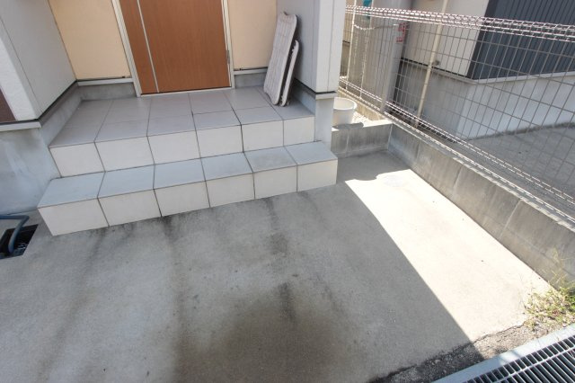 前後町大代1605-82KODATEXⅠのエントランス|落ち着いた玄関前です