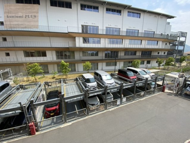 ふぁみーゆ寝屋川セントラルパークB棟の駐車場