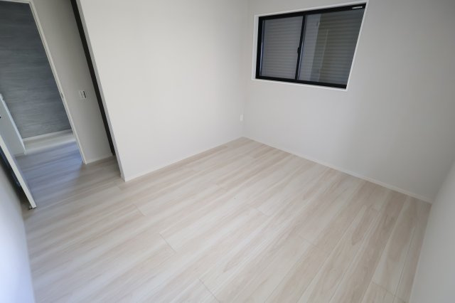 《仲介手数料無料》南区大字大谷口2541-6(全1戸)新築一戸建てリガーレの洋室|撮影日 2025年8月3日 15:40 晴れ