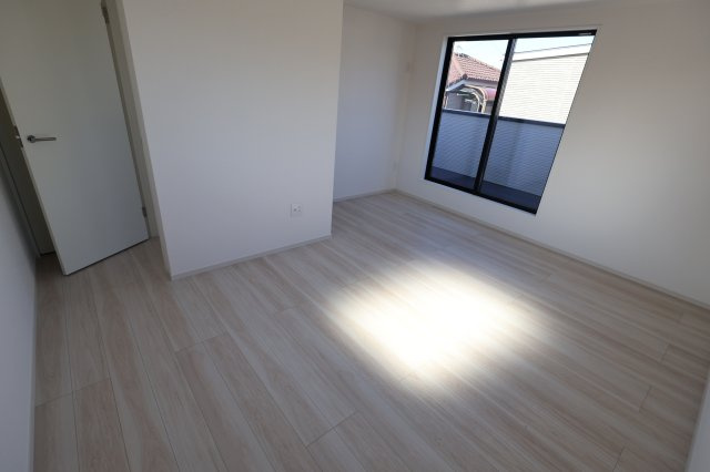 《仲介手数料無料》南区大字大谷口2541-6(全1戸)新築一戸建てリガーレの洋室|撮影日 2025年8月3日 15:40 晴れ