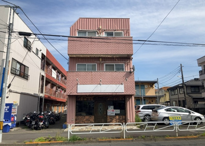 【外観】 | 第２石田ビル | 現地に行くなら、物件の周囲の地形がどうなっているかを見ることも大切です。周辺より低くなっている土地では、大雨などで水が集まりやすいため、地盤が弱くなっているということも考えられるため、注意が必要です。