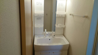 【洗面所】 | ラゴーア・アネシスⅤ | 明るい洗面所です