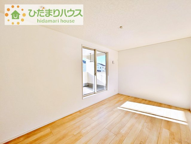 【寝室】 | 土浦市神立町　中古未入居物件 | バルコニーに面していて、たっぷり光りの入る明るい主寝室です！