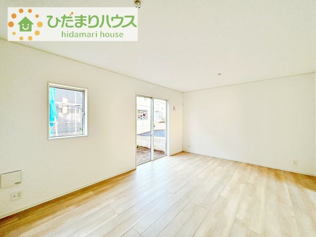【居間・リビング】 | 土浦市神立町　中古未入居物件 | お子様が元気に遊べる広々としたリビングです。