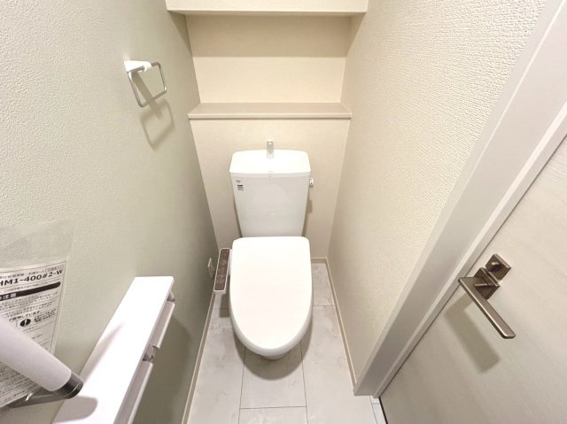 リーブルガーデン　一宮市乾町　全4区画分譲のトイレ|超表面平滑加工とイオンパワーの「セフィオンテクト」加工で、汚れが付きにくく落ちやすい仕様で清潔です。
便器にフチがないので汚れが隠れて見えない部分がありません。お手入れがとってもラクラクです。