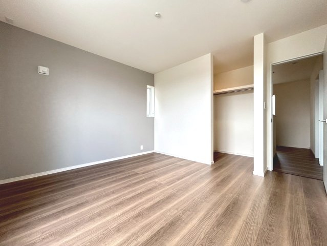 リーブルガーデン　一宮市乾町　全4区画分譲の寝室|すべての居室にはたっぷり収納できる大型のクローゼット、各室に２４時間換気システムを設置しています。
排気ファンから低風量で24時間強制排気し、家の中の空気をいつも新鮮に保ちます。
