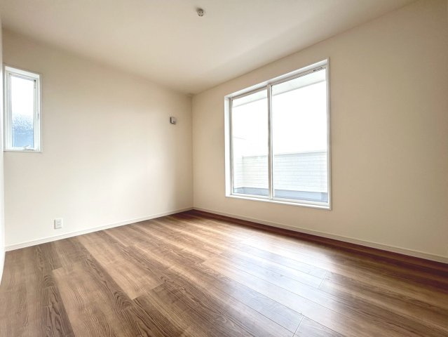 リーブルガーデン　一宮市乾町　全4区画分譲の洋室|全居室にたっぷり収納できる大型クローゼット、居室部分の窓ガラスには間に空気層を設けたペアガラスを採用。
高い断熱性と共にガラス面の結露対策にも効果を発揮します。