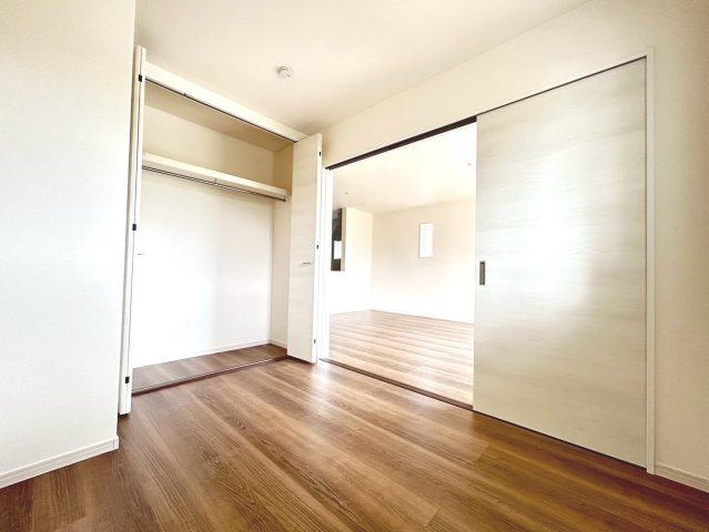 リーブルガーデン　一宮市乾町　全4区画分譲の洋室|全居室にたっぷり収納できる大型クローゼット、居室部分の窓ガラスには間に空気層を設けたペアガラスを採用。
高い断熱性と共にガラス面の結露対策にも効果を発揮します。