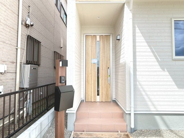 リーブルガーデン　一宮市乾町　全4区画分譲の玄関|【ピッキング防止機能付き玄関ドア錠】玄関ドアの鍵は上下に２つあり、内側の下段は脱着サムターンキー。
鍵を不正に開錠されても、もう１つの鍵でピッキングを防ぎます。防犯性の高い仕様になっています。