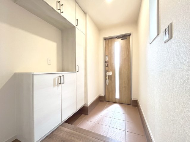 リーブルガーデン　一宮市乾町　全4区画分譲の玄関|大容量のシューズ収納付きで玄関周りもすっきり！玄関ドアからの光が玄関ホールを明るくしてくれます。