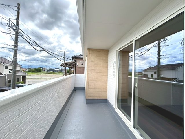リーブルガーデン　一宮市乾町　全4区画分譲のバルコニー|バルコニーは南向きで洗濯物もよく乾きます！強度と表面積硬度を持つFPRで防水しています。