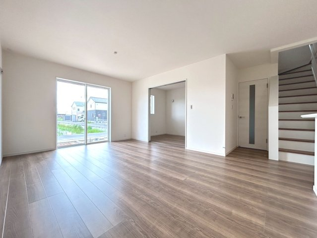 リーブルガーデン　一宮市乾町　全4区画分譲の居間・リビング|明るい日差しをふんだんに取り込んだリビングダイニングは家族の笑顔につつまれた素敵な空間になります。
一建設の家は精度が高く丈夫な工法を採用し、「住宅トップランナー基準」に対応しています。