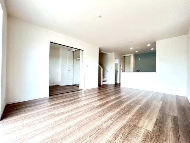 リーブルガーデン　一宮市乾町　全4区画分譲の居間・リビング|明るい日差しをふんだんに取り込んだリビングダイニングは家族の笑顔につつまれた素敵な空間になります。
一建設の家は精度が高く丈夫な工法を採用し、「住宅トップランナー基準」に対応しています。