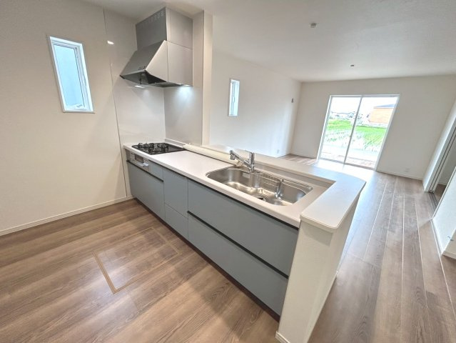 リーブルガーデン　一宮市乾町　全4区画分譲のキッチン|機能的で手入れがしやすいシステムキッチンでお掃除も楽々。蛇口は浄水器内蔵型で節湯CI対応水栓です。　
人造大理石カウンターやキッチンパネルなど明るくきれいにお使いいただけます。