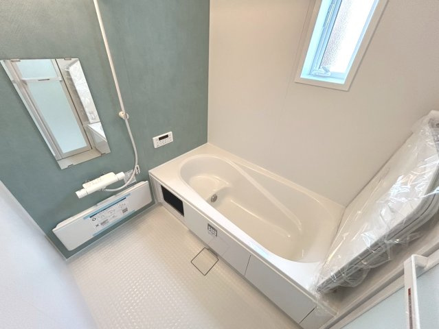 リーブルガーデン　一宮市乾町　全4区画分譲の浴室|明るく清潔感がある浴室。浴槽は環境にやさしい節水タイプ。浴槽内ステップで半身浴、親子入浴も安心です。
洗い場の床は乾きやすく滑りにくい快適仕様、水はけが良くカビの発生を軽減できます。
