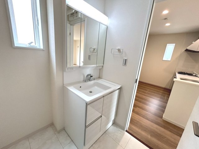 リーブルガーデン　一宮市乾町　全4区画分譲の独立洗面台|洗面化粧台 幅 750mm、軽く割れにくい洗面ボールと場所をとらないコンパクト設計の本体キャビネットです。
ミラー扉の内側は全て収納スペースです。リフトアップシャワーを採用し両手が自由に使えます