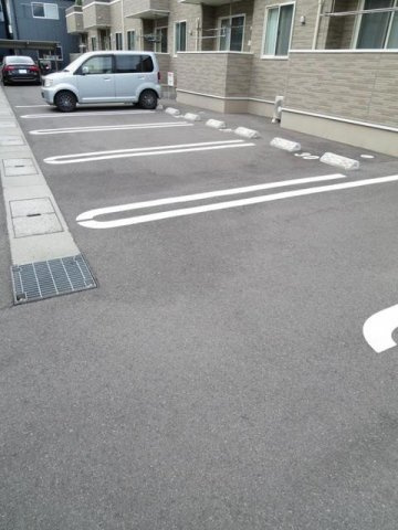 ラ・ドゥサーⅣの駐車場|駐車場があるので、車を買う予定の方も安心です