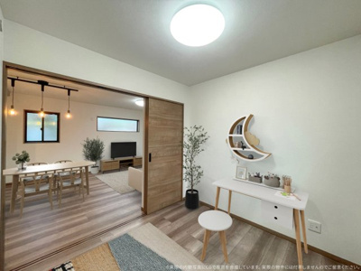 【洋室】 | 【1F洋室　CG家具設置イメージ】
※画像菜に含まれる家具家電はCGで作成したイメージです。実際の物件には付帯しません。