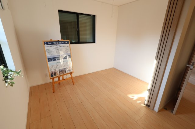 《仲介手数料無料》南区大字広ヶ谷戸567(C号棟)新築一戸建てコンフォートヒルズの居間・リビング|撮影日 2025年10月30日 14:40 晴れ