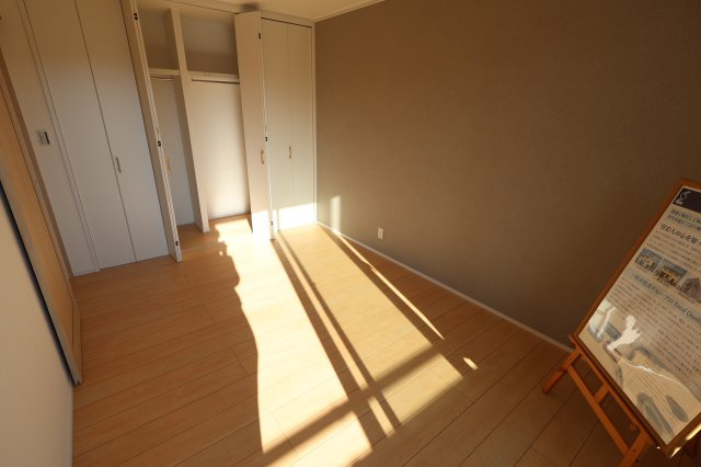 《仲介手数料無料》南区大字広ヶ谷戸567(C号棟)新築一戸建てコンフォートヒルズの洋室|撮影日 2025年10月30日 14:40 晴れ