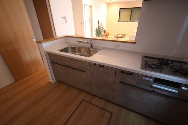 【キッチン】 | 《仲介手数料無料》南区大字広ヶ谷戸567(Y号棟)新築一戸建てコンフォートヒルズ | 撮影日 2025年10月30日 14:50 晴れ