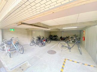 【その他共用部分】 | 駐輪場は建物下で雨に濡れません！