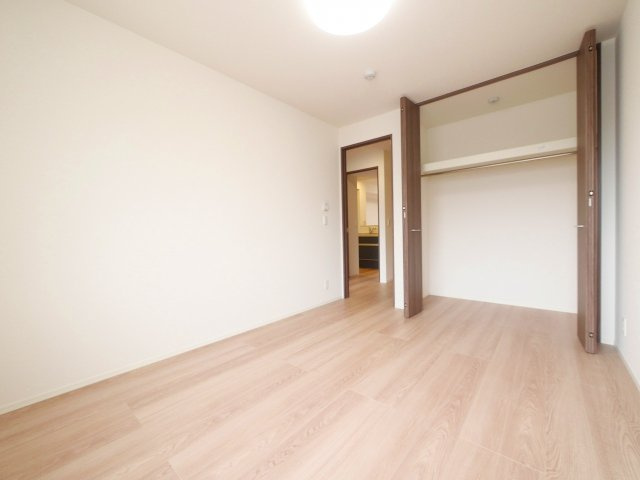 ジェイドウェルの洋室|収納スペースもある洋室です