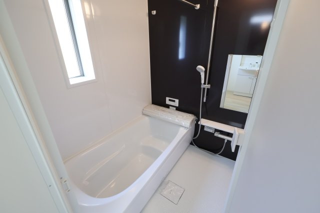 《仲介手数料無料》南区松本３丁目6-5(全1戸)新築一戸建てクレイドルガーデンの浴室|撮影日 2025年9月26日 10:00 晴れ