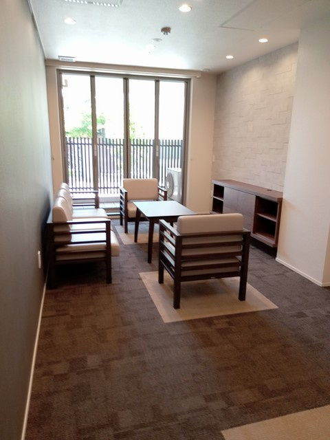 （シニア限定）ヘーベルVillage大田六郷のロビー|エントランス内に談話スペースあり